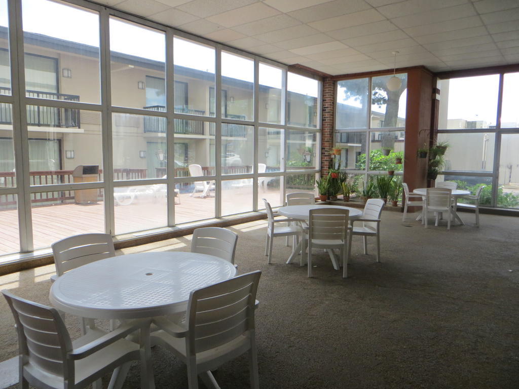 Rodeway Inn Skokie Exterior photo
