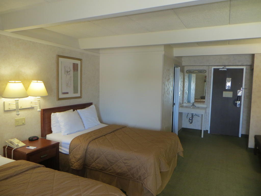 Rodeway Inn Skokie Room photo