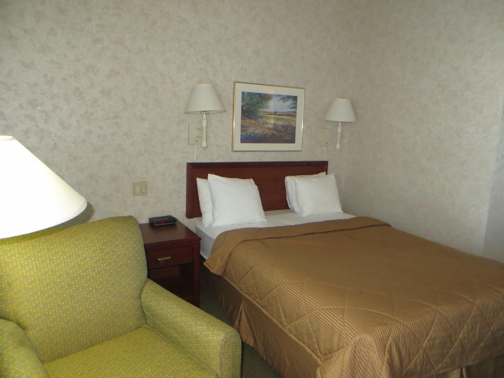 Rodeway Inn Skokie Room photo